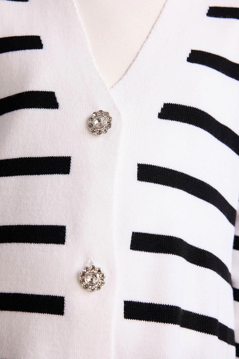 ديفاكتو كارديجان قصة عادية بياقة V - Image 4